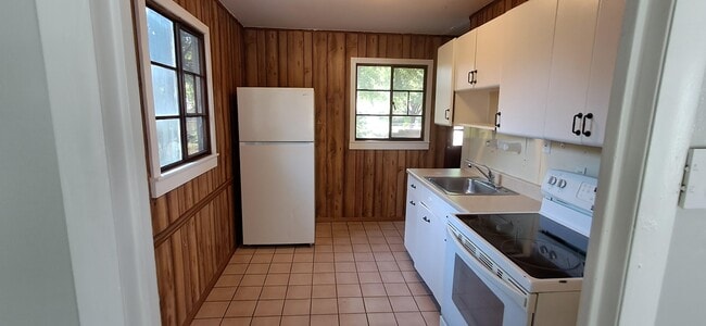 Building Photo - 434 Eulich St