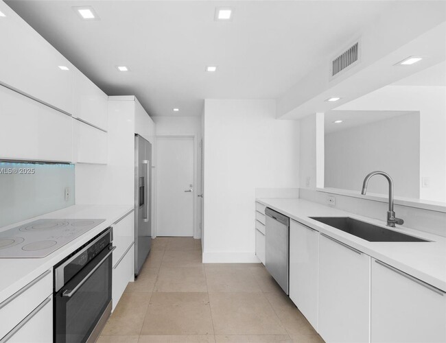 Building Photo - 1420 Brickell Bay Dr