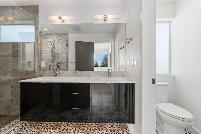 Building Photo - Fresh, Air-Conditioned Standalone Townhome in Coveted Lincoln Park