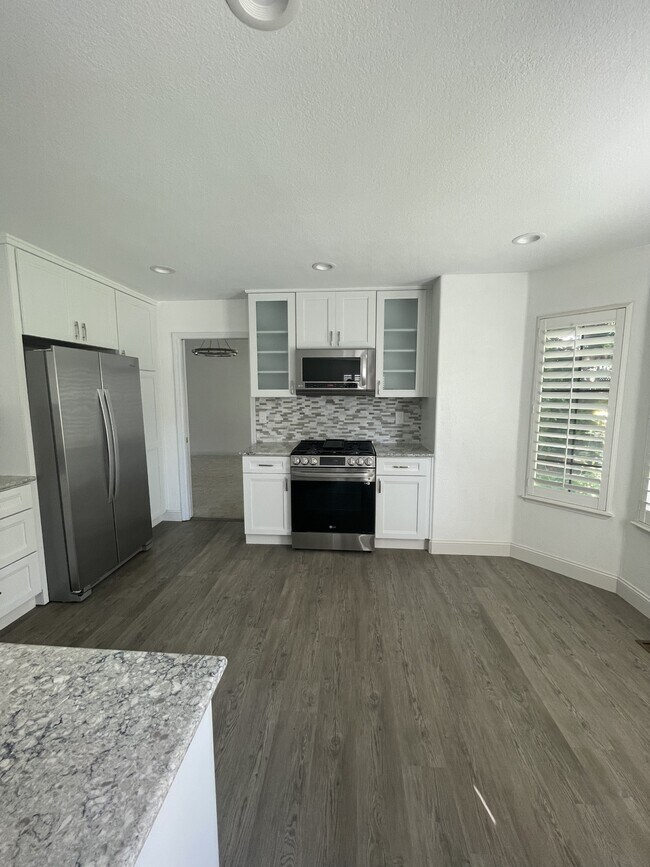 Building Photo - 7216 Roxanne Ln