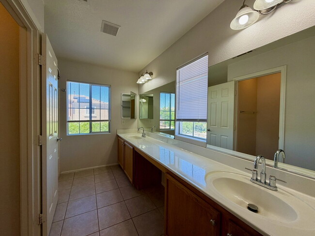 Building Photo - GATED 3 BED 2.5 BATH 1 CAR GARAGE SINGLE FAMILY HOME WITH COMMUNITY POOL