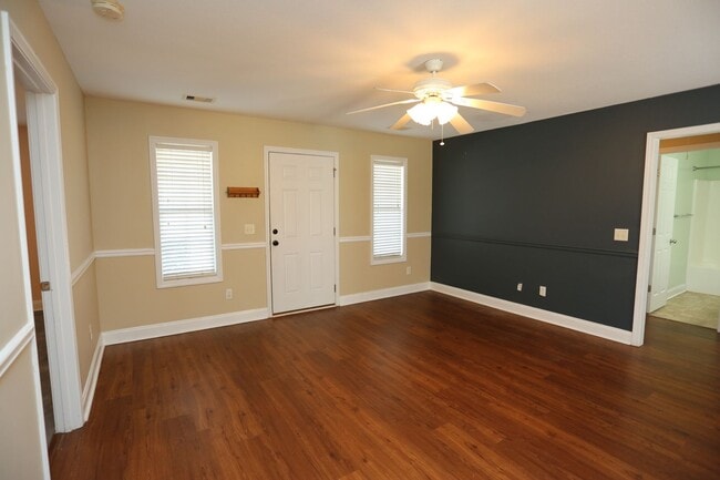 Building Photo - 3 Bedroom House close to Town!