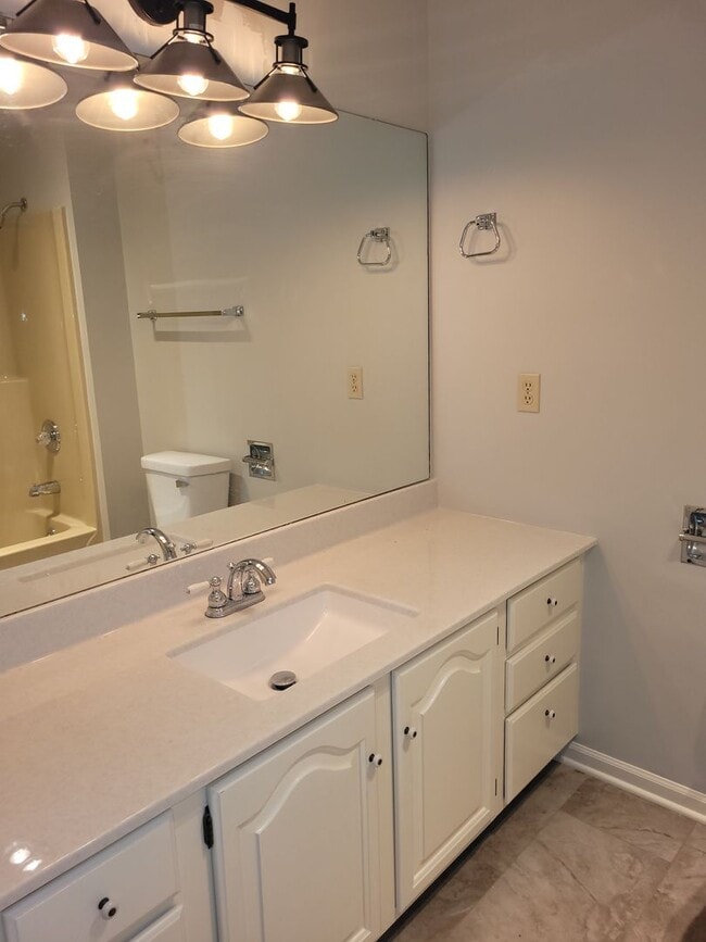 Building Photo - Country Club Villas-2 Bedroom 2 Bath Condo