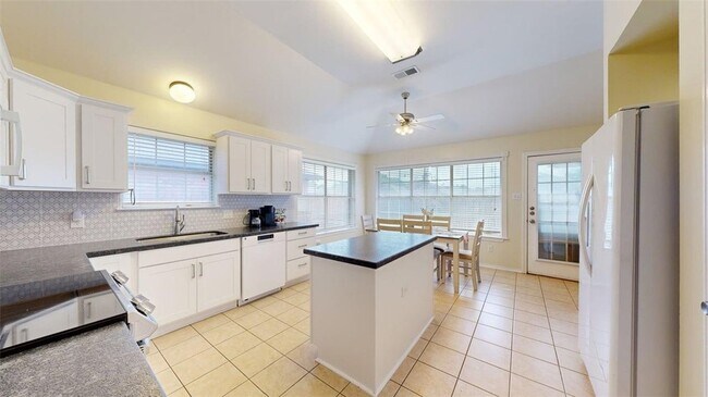 Building Photo - 810 Camellia Ct