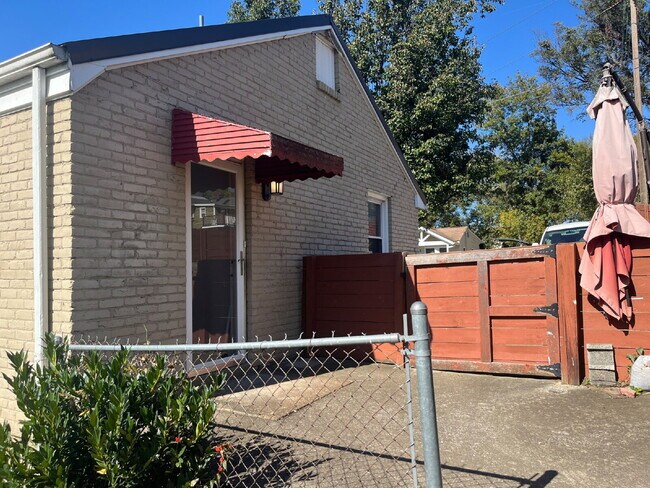 Building Photo - Charming 2 Bed, 1 Bath Nashville Rental - Prime Location on Lenore Street! FENCED BACK YARD!