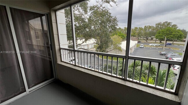 Building Photo - 2810 N Oakland Forest Dr