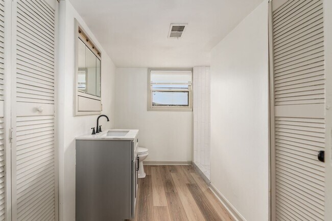 Building Photo - 7450 Richardson Rd