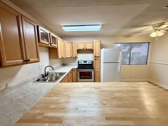 Building Photo - Cute Townhome