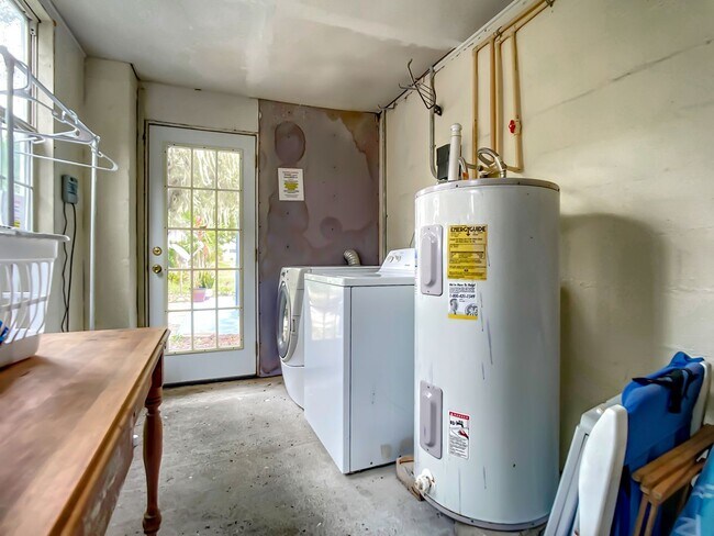 Building Photo - Charming Carriage House