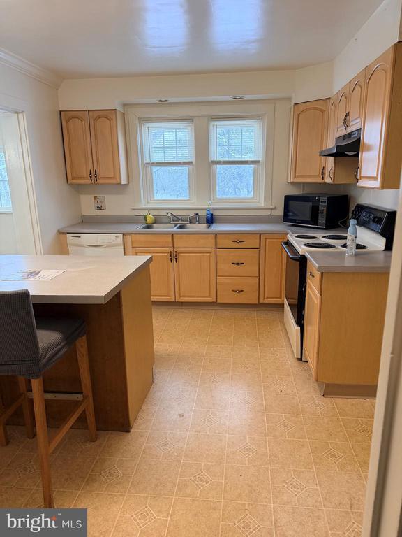 Building Photo - 604 S Main St