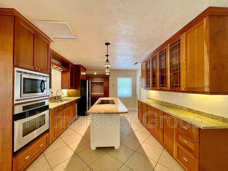 Building Photo - 2105 W Country Club Dr