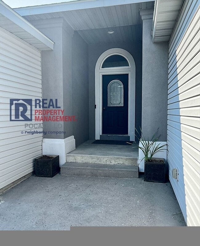 Building Photo - Beautiful 6 Bedroom 3 Bath house - 2 Car Garage - 6 month lease