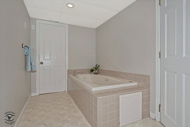 Building Photo - 30W181 Foxboro Ct
