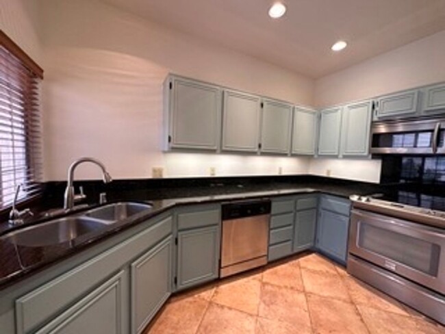 Building Photo - Beautiful Two Bedroom Home W/ Dishwasher, ...