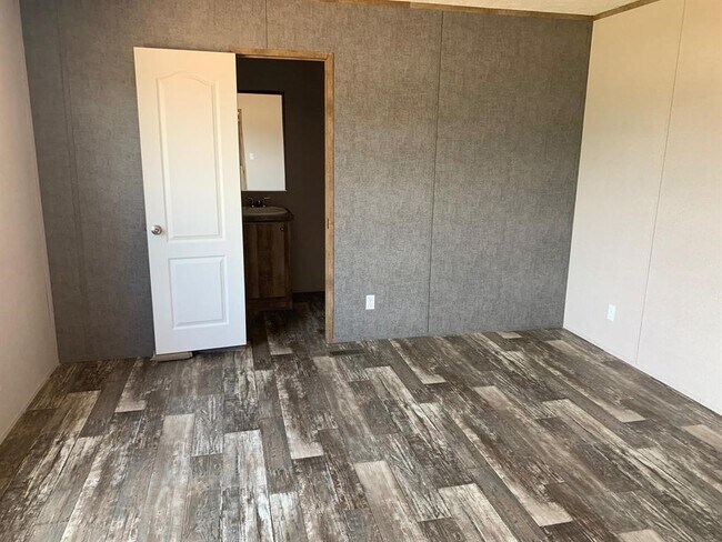 Building Photo - 16496 Dunhill Ln