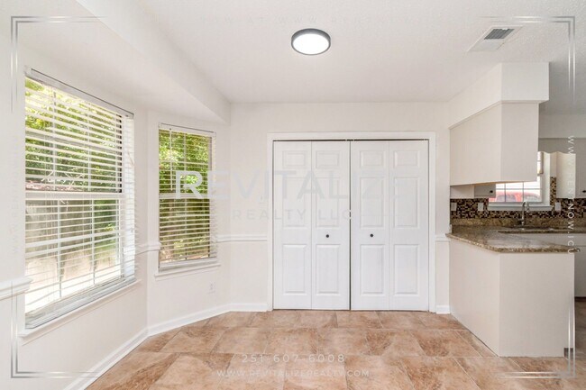 Building Photo - 6513 Victoria Pl S