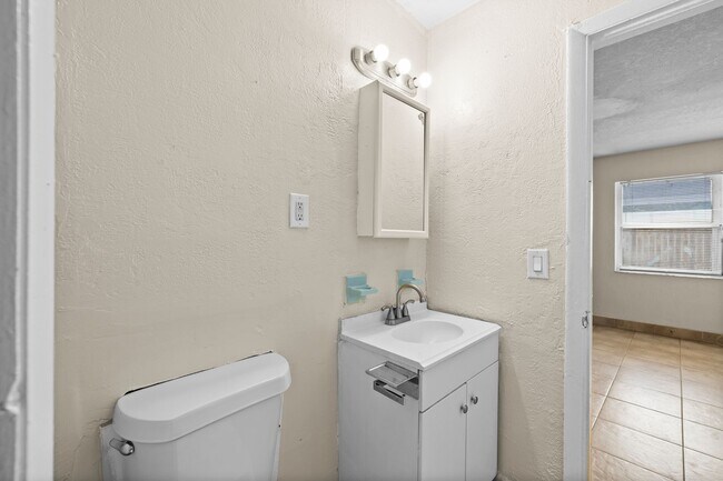 Building Photo - 143 W 28th St