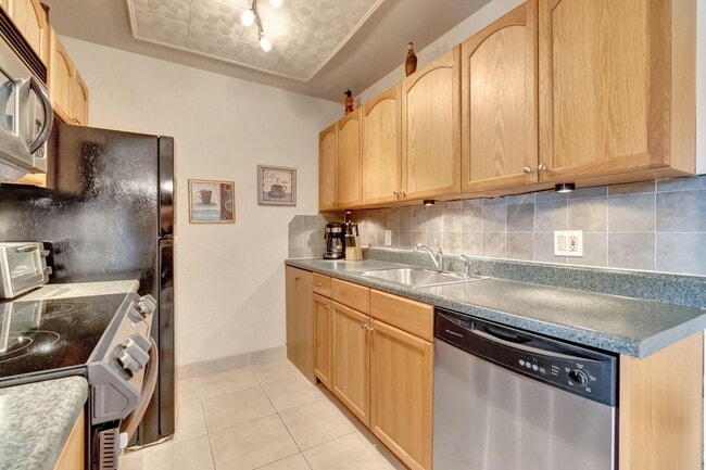 Building Photo - 4050 Cornwall C