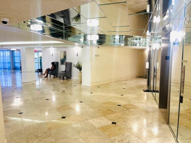 Building Photo - 1000 Parkview Dr