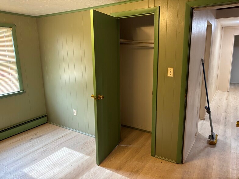 Closet in smaller bedroom - 1 Mars St