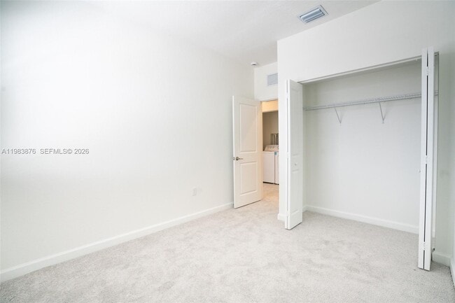 Building Photo - 204 SE 10th St