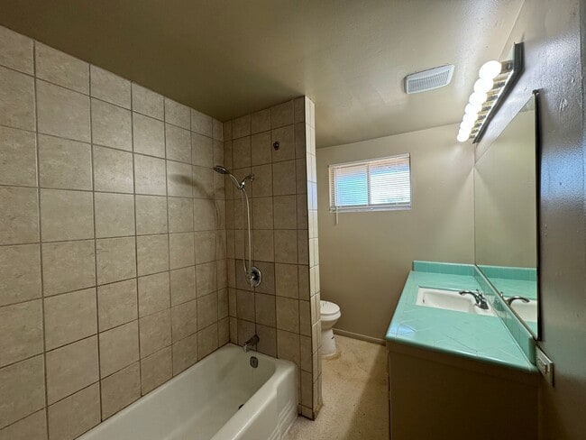 Building Photo - Spacious home near Bakersfield College & Bluffs!