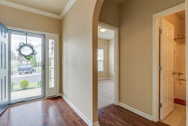 Building Photo - Beautiful 2-Bed, 2.5-Bath Townhouse in Har...