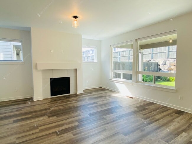 Building Photo - Bright & Spacious SE Bend Retreat with Vau...