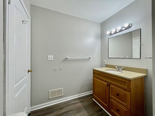Building Photo - 3910-3912 Camelot Dr SE