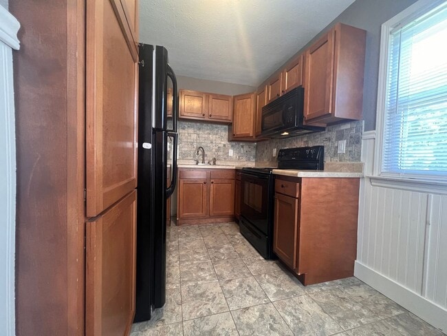 Building Photo - Cozy 2 Bed 1 Bath HOUSE w Garage