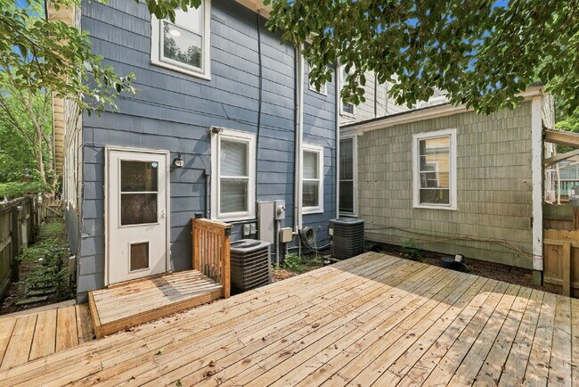 Building Photo - Live Steps from the Heart of Olde Towne