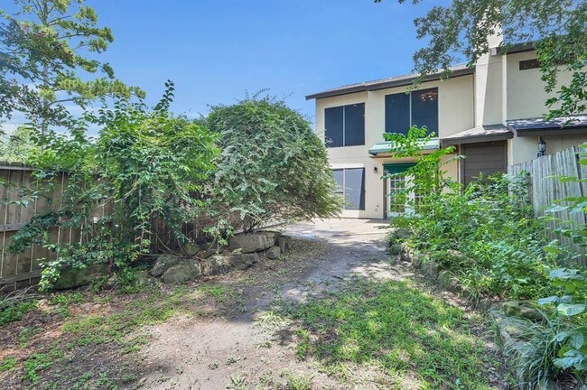 Building Photo - 3843 Knollcrest Dr