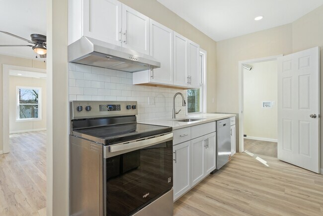 Building Photo - 5 Bedroom Single Family in Brunswick