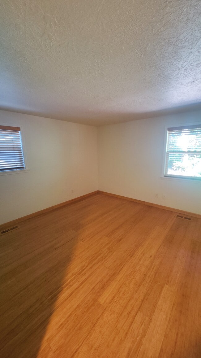 Building Photo - 679 N Larch