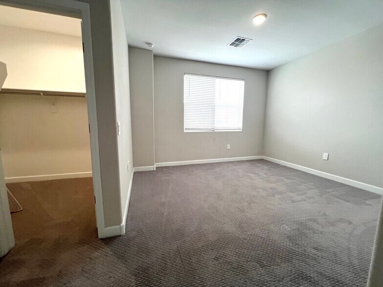 Building Photo - 1255 N Arizona Ave