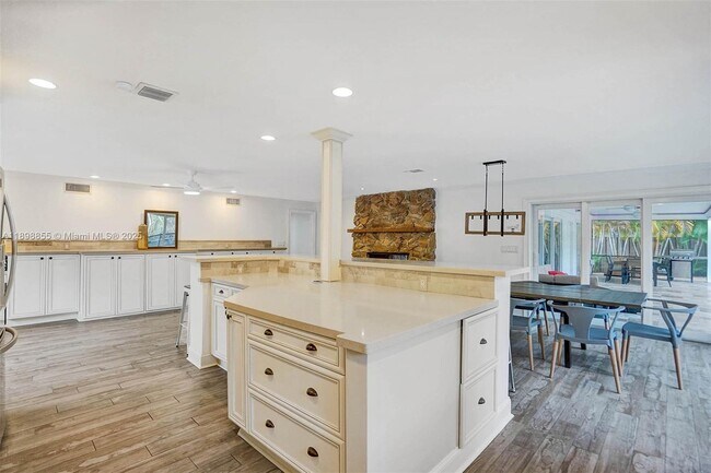 Building Photo - 2120 SW 28th Way