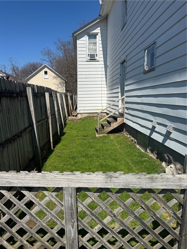 Building Photo - 113 W Main St