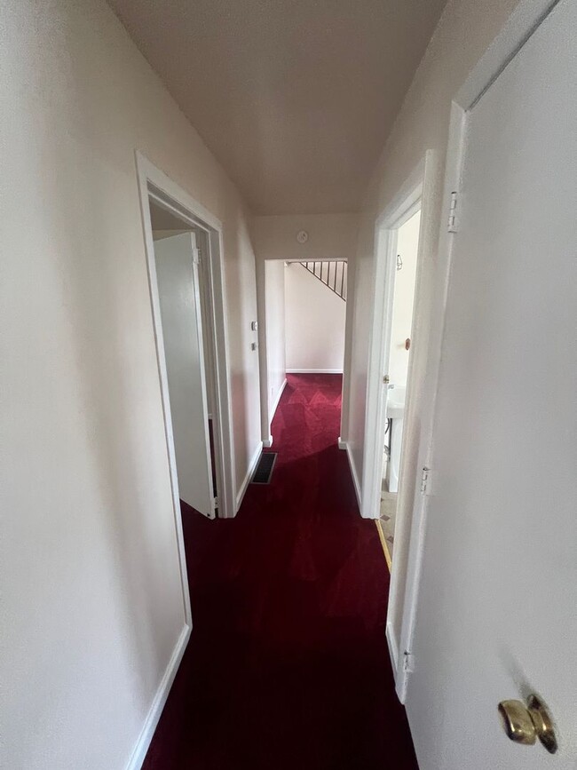 Building Photo - Large 3 Bed 2 Bath House