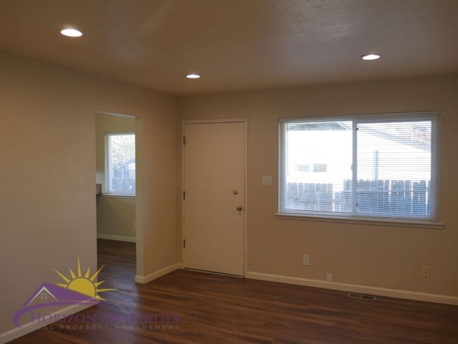 Building Photo - 2 Bed 1 Bath 827 Sq. Ft. Citrus Heights Duplex in Sunrise Estates