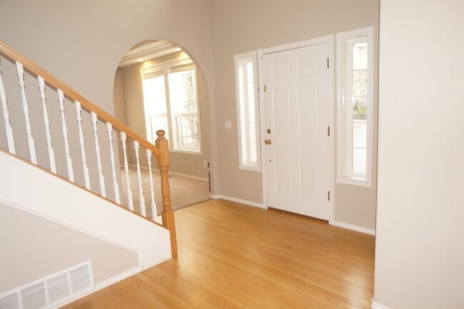 Building Photo - NW Portland Forest Heights Beauty. Flat backyard!