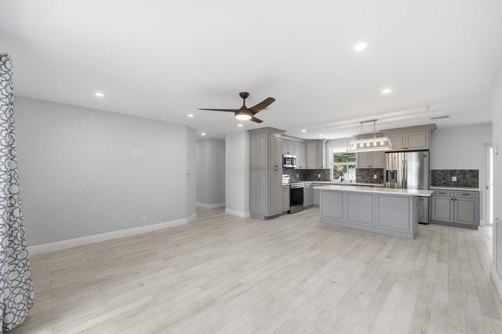 Building Photo - 2120 NE 62nd Ct