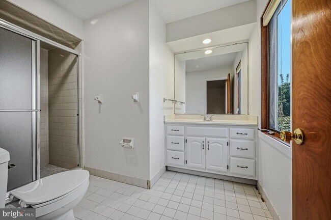 Building Photo - 207 Steeplechase Cir