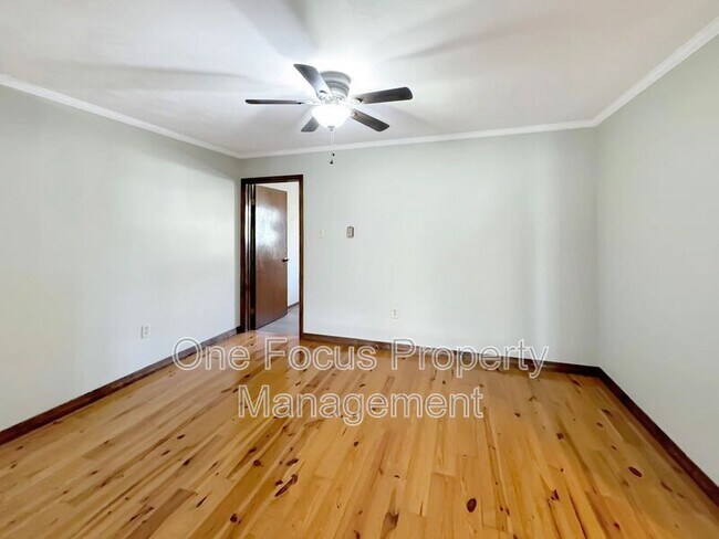 Building Photo - 610 Huston St