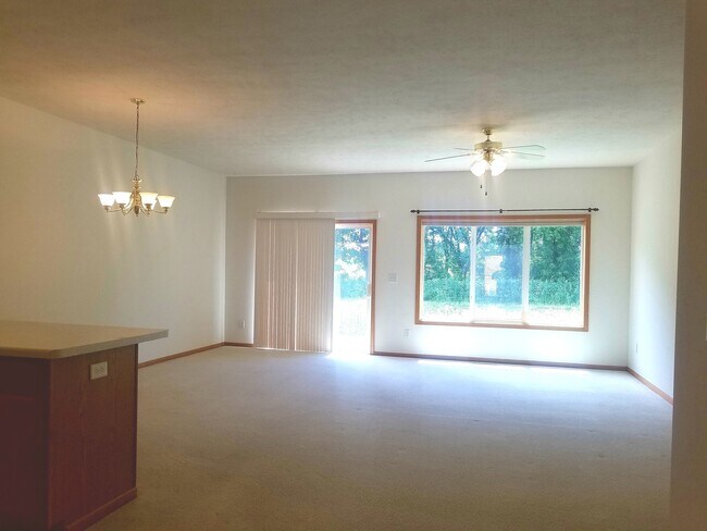 Building Photo - Beautiful spacious main floor living! NW R...