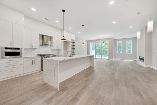 Building Photo - Absolutely STUNNING 3 Bed/ 4 Bath Townhous...