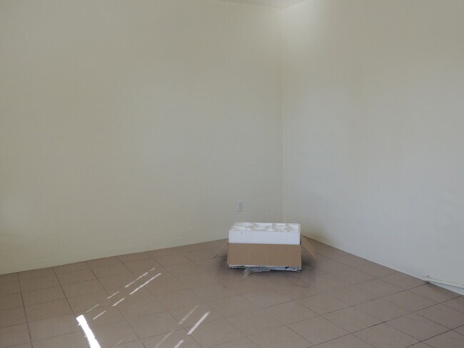 Building Photo - 532 21st St