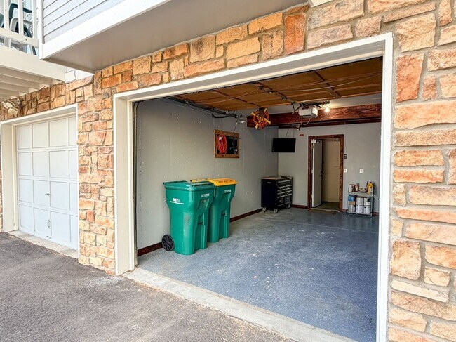 Building Photo - Open and Bright Corner Unit