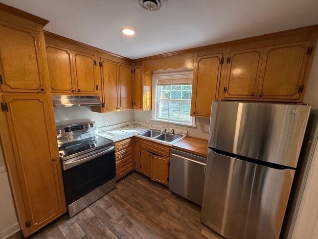 Building Photo - Three Bedroom Two Bath Home in Ridgeview/Parham & Ridge Area. Available in August!