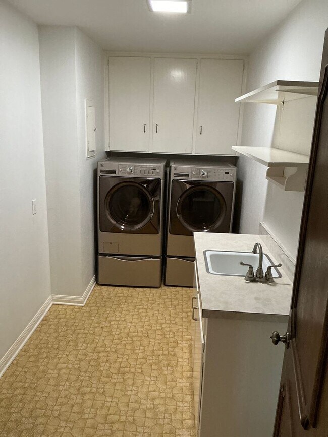 Building Photo - Spacious 3/2.5 Home with Office+Den Neighb...