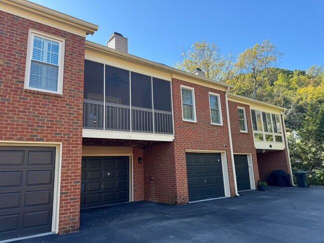 Building Photo - 2BR Bellevue Townhome